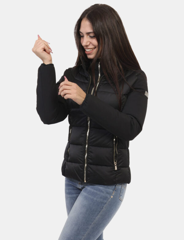 Piumino Yes Zee Nero - Piumino corto con cappuccio in total nero. Presenti tasche a taglio trasversale più logo patch sul br