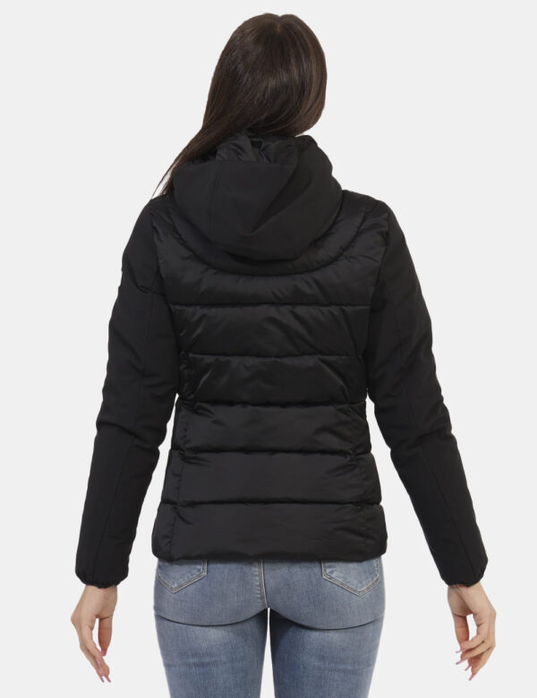 Piumino Yes Zee Nero - Piumino corto con cappuccio in total nero. Presenti tasche a taglio trasversale più logo patch sul br