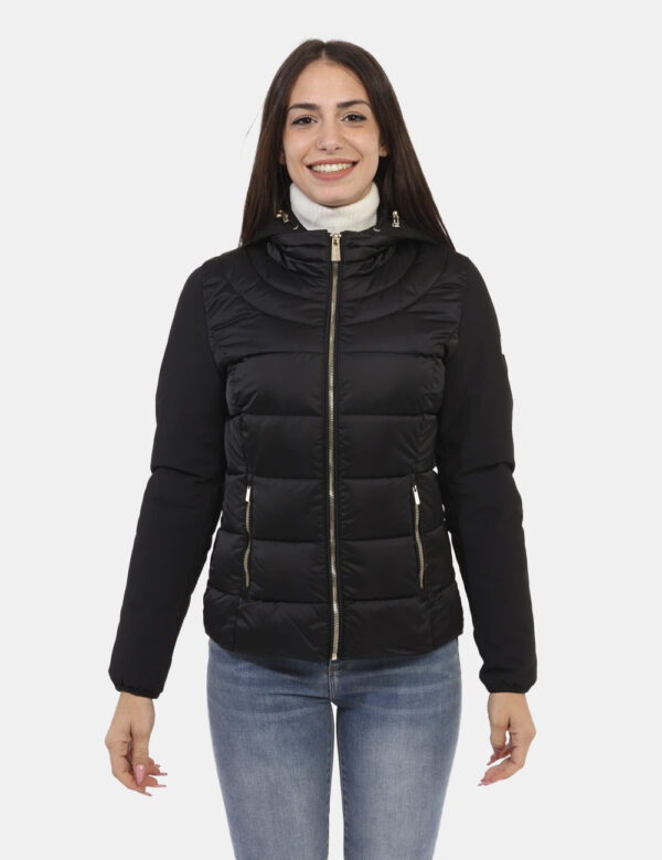 Piumino Yes Zee Nero - Piumino corto con cappuccio in total nero. Presenti tasche a taglio trasversale più logo patch sul br