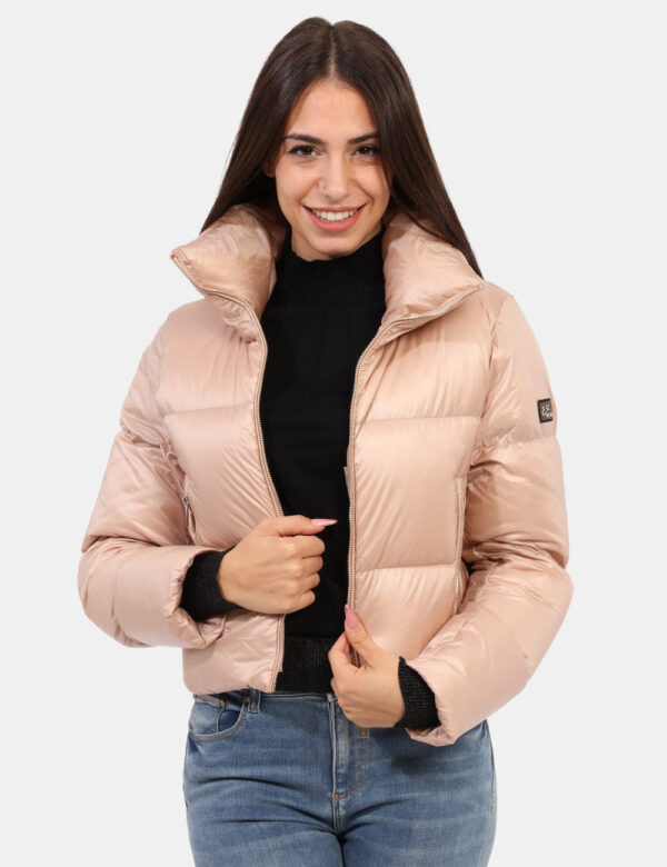 Piumino Yes Zee Rosa - Piumino corto in total rosa metallizzato con zip dorata. Il logo patch sul braccio sinistro completa