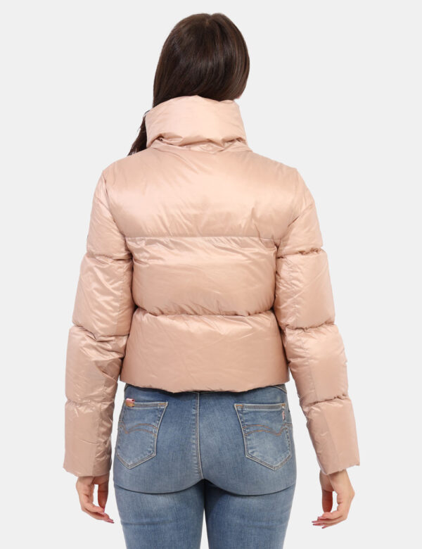 Piumino Yes Zee Rosa - Piumino corto in total rosa metallizzato con zip dorata. Il logo patch sul braccio sinistro completa