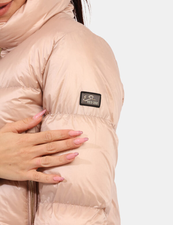 Piumino Yes Zee Rosa - Piumino corto in total rosa metallizzato con zip dorata. Il logo patch sul braccio sinistro completa