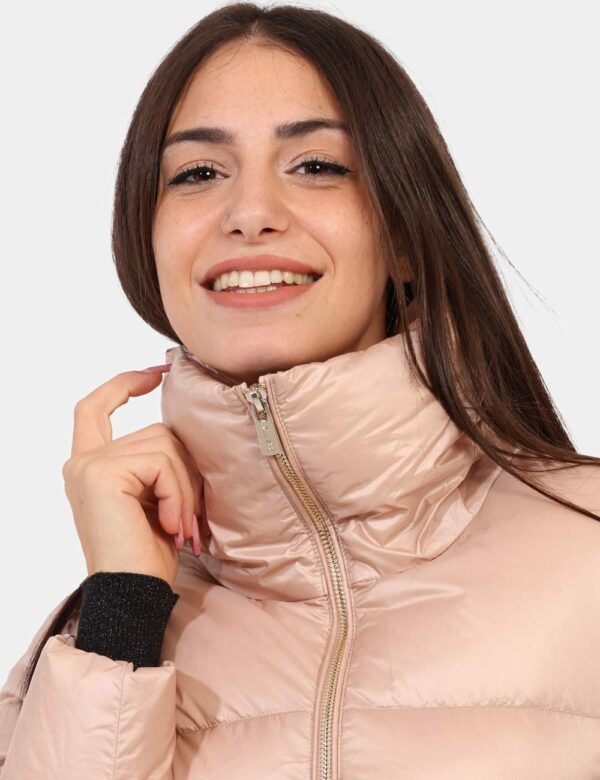 Piumino Yes Zee Rosa - Piumino corto in total rosa metallizzato con zip dorata. Il logo patch sul braccio sinistro completa