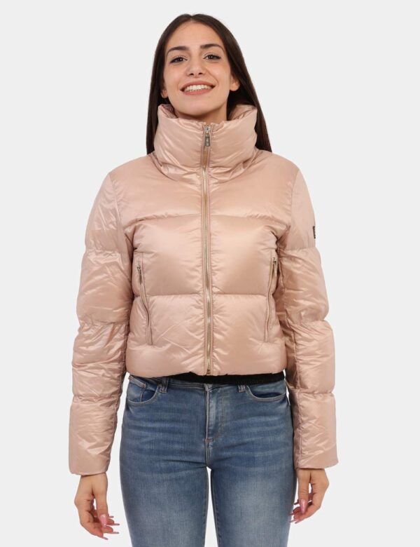 Piumino Yes Zee Rosa - Piumino corto in total rosa metallizzato con zip dorata. Il logo patch sul braccio sinistro completa