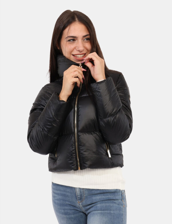 Piumino Yes Zee Nero - Piumino corto in total nero con zip dorata. Il logo patch sul braccio sinistro completa il look con u