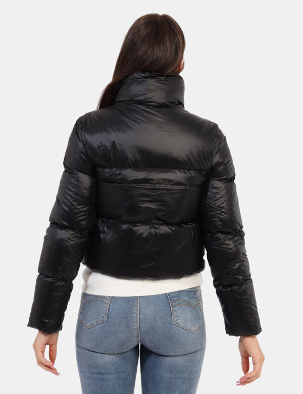 Piumino Yes Zee Nero - Piumino corto in total nero con zip dorata. Il logo patch sul braccio sinistro completa il look con u
