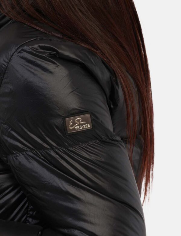 Piumino Yes Zee Nero - Piumino corto in total nero con zip dorata. Il logo patch sul braccio sinistro completa il look con u