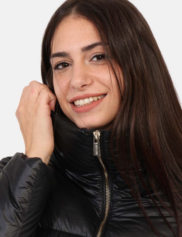 Piumino Yes Zee Nero - Piumino corto in total nero con zip dorata. Il logo patch sul braccio sinistro completa il look con u