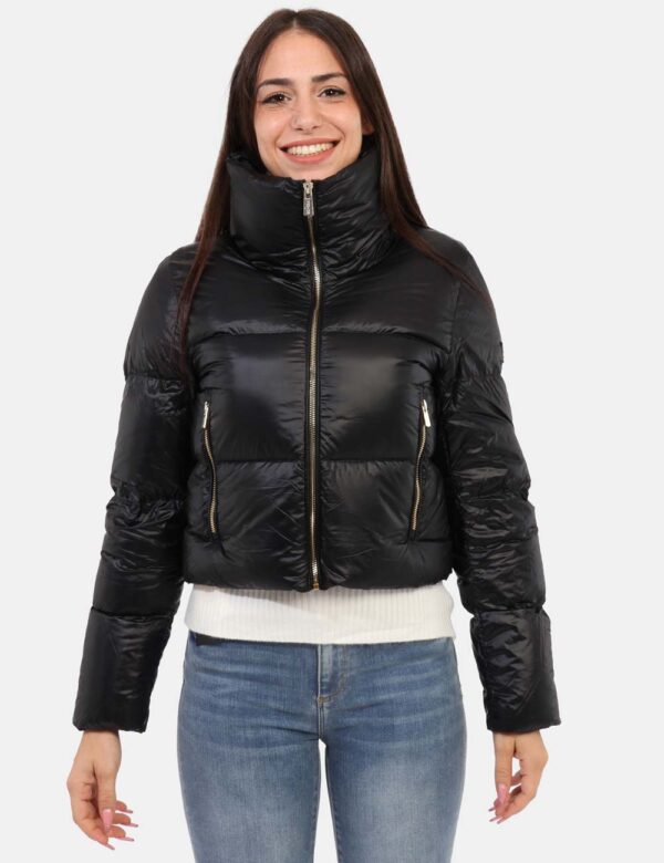Piumino Yes Zee Nero - Piumino corto in total nero con zip dorata. Il logo patch sul braccio sinistro completa il look con u