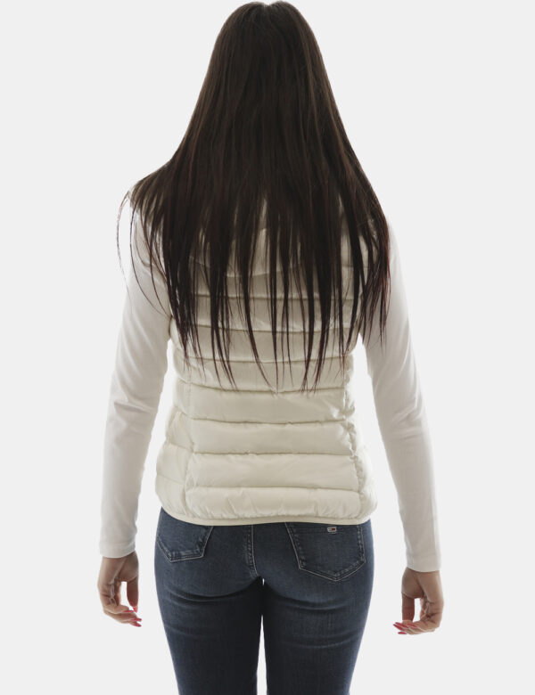Smanicato Concept83 Bianco - Piumino smanicato con cappuccio in total blu navy. Presenti tasche a taglio trasversale e patch