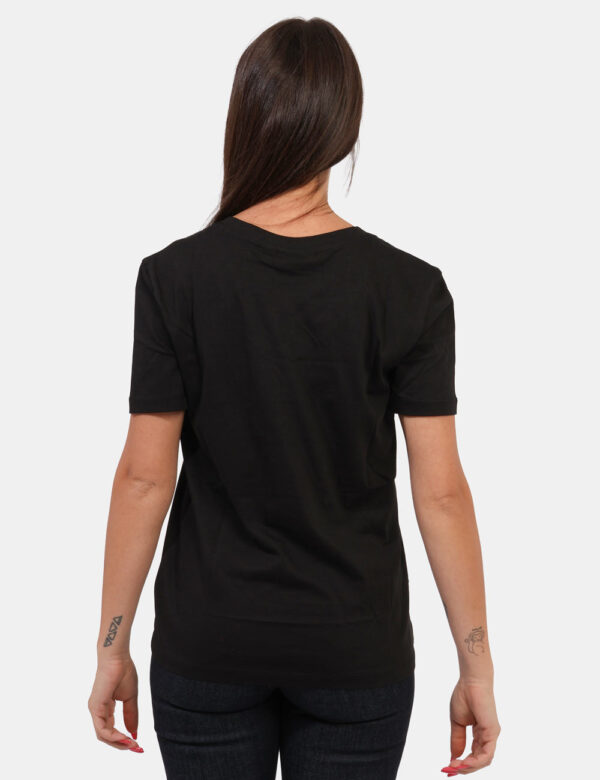 T-shirt Calvin Klein Nero - T-shirt con scollo a V in total nero con logo brand ad altezza cuore. La vestibilità è morbida e