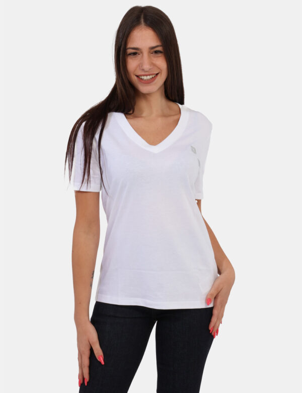 T-shirt Calvin Klein Bianco - T-shirt con scollo a V in total bianco con logo brand ad altezza cuore. La vestibilità è morbi