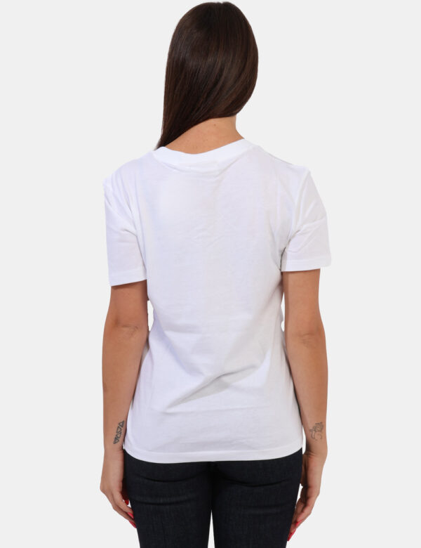 T-shirt Calvin Klein Bianco - T-shirt con scollo a V in total bianco con logo brand ad altezza cuore. La vestibilità è morbi