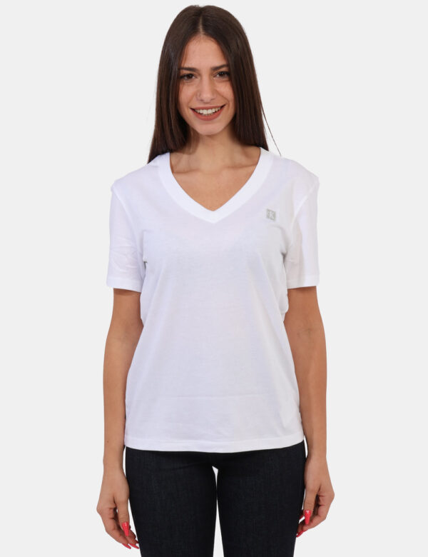 T-shirt Calvin Klein Bianco - T-shirt con scollo a V in total bianco con logo brand ad altezza cuore. La vestibilità è morbi