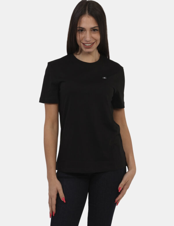 T-shirt Calvin Klein Nero - T-shirt nera Calvin Klein con scollo rotondo e piccolo logo in rilievo. Abbinala a tutti i tuoi