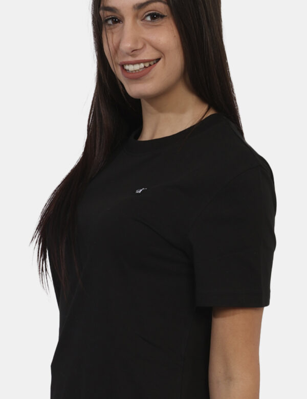 T-shirt Calvin Klein Nero - T-shirt nera Calvin Klein con scollo rotondo e piccolo logo in rilievo. Abbinala a tutti i tuoi