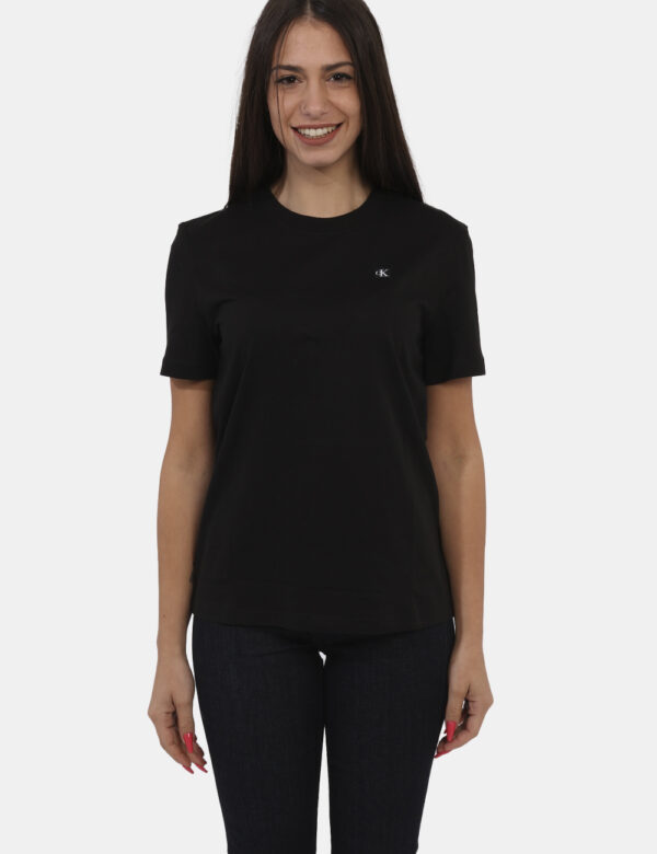 T-shirt Calvin Klein Nero - T-shirt nera Calvin Klein con scollo rotondo e piccolo logo in rilievo. Abbinala a tutti i tuoi