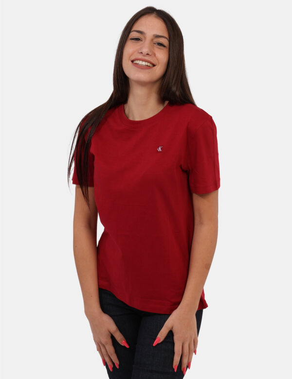 T-shirt Calvin Klein Rosso - T-shirt classica in total bordeaux con logo brand ad altezza cuore. La vestibilità è morbida e