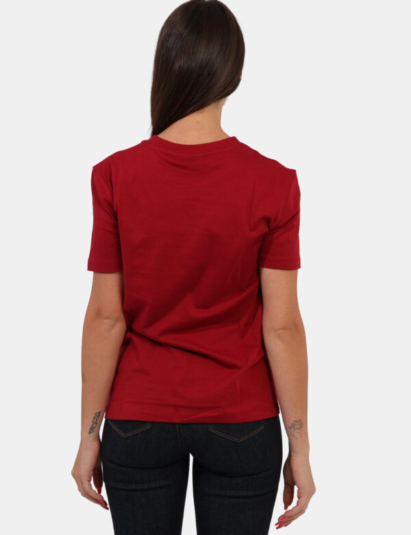 T-shirt Calvin Klein Rosso - T-shirt classica in total bordeaux con logo brand ad altezza cuore. La vestibilità è morbida e