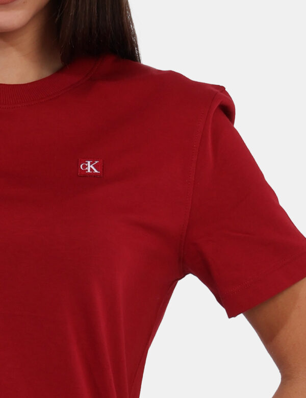 T-shirt Calvin Klein Rosso - T-shirt classica in total bordeaux con logo brand ad altezza cuore. La vestibilità è morbida e