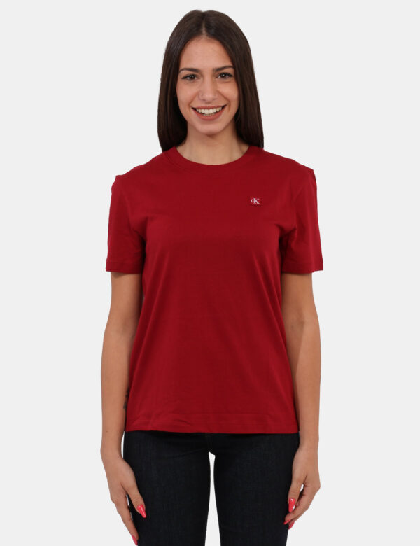 T-shirt Calvin Klein Rosso - T-shirt classica in total bordeaux con logo brand ad altezza cuore. La vestibilità è morbida e