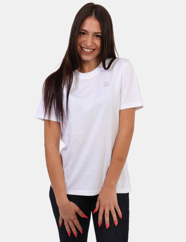 T-shirt Calvin Klein Bianco - T-shirt classica in total bianco con logo brand ad altezza cuore. La vestibilità è morbida e r