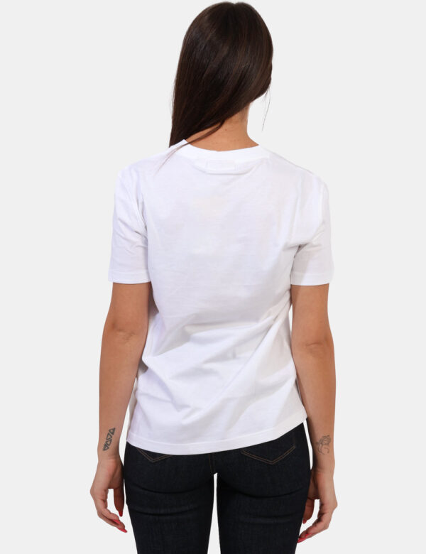 T-shirt Calvin Klein Bianco - T-shirt classica in total bianco con logo brand ad altezza cuore. La vestibilità è morbida e r