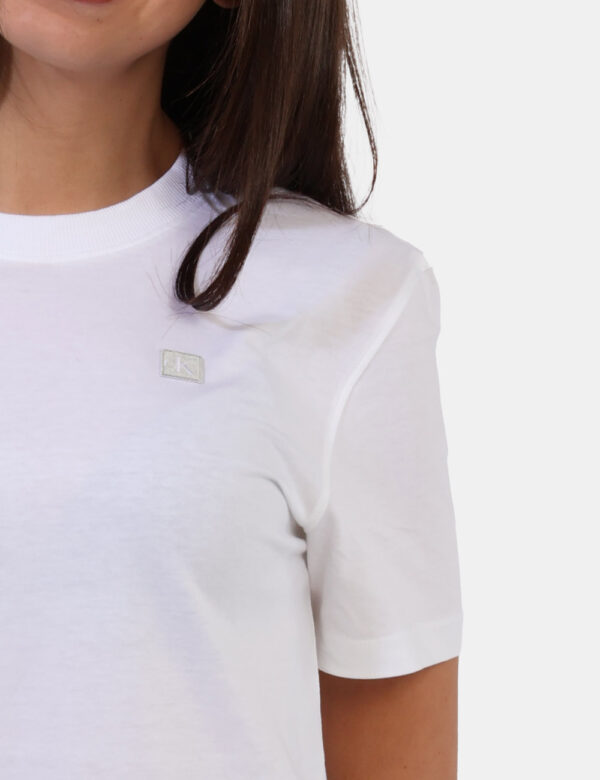 T-shirt Calvin Klein Bianco - T-shirt classica in total bianco con logo brand ad altezza cuore. La vestibilità è morbida e r
