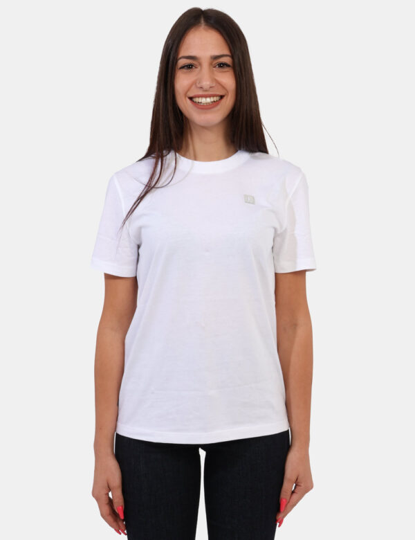 T-shirt Calvin Klein Bianco - T-shirt classica in total bianco con logo brand ad altezza cuore. La vestibilità è morbida e r