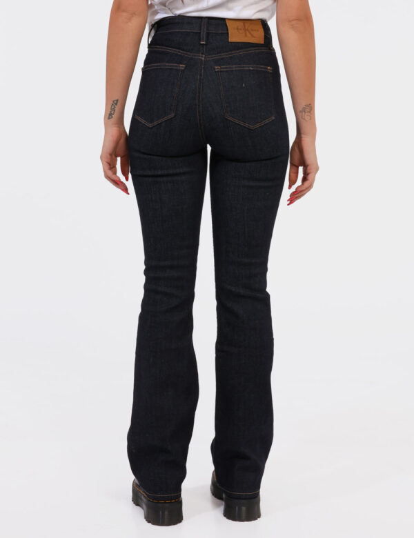 Jeans Calvin Klein Jeans - Jeans in total blu denim dark con gamba leggermente a zampa. Presenti tasche sagomate sul fronte