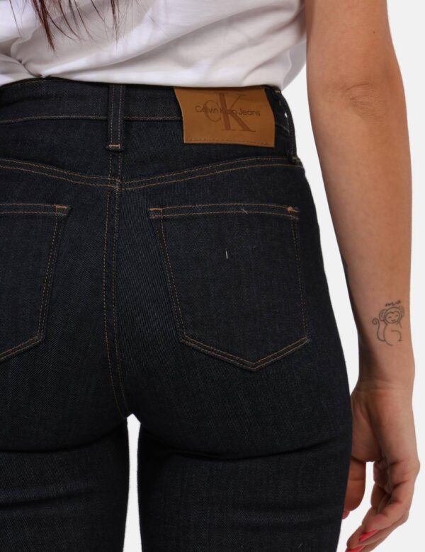Jeans Calvin Klein Jeans - Jeans in total blu denim dark con gamba leggermente a zampa. Presenti tasche sagomate sul fronte