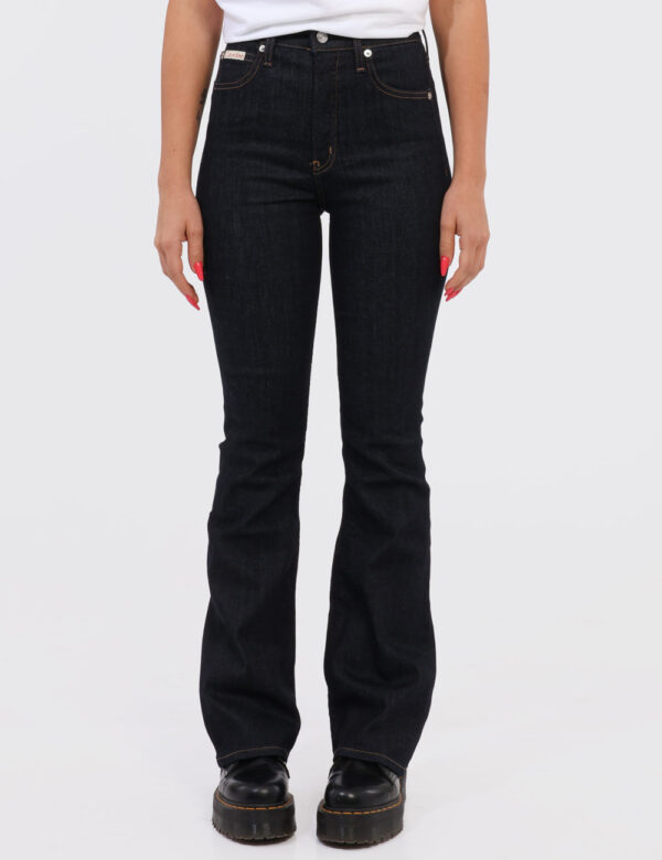 Jeans Calvin Klein Jeans - Jeans in total blu denim dark con gamba leggermente a zampa. Presenti tasche sagomate sul fronte