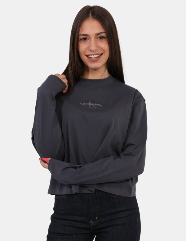 Maglia Calvin Klein Grigio - Maglia classica a maniche lunghe in total grigio con stampa logo brand. La vestibilità è morbid