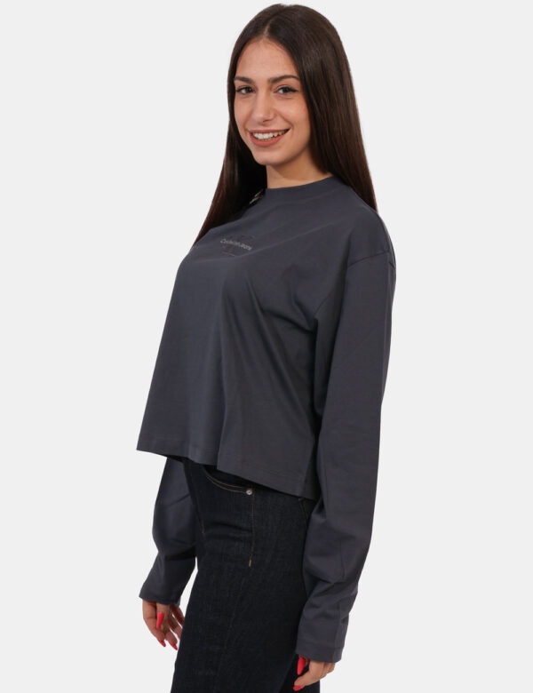 Maglia Calvin Klein Grigio - Maglia classica a maniche lunghe in total grigio con stampa logo brand. La vestibilità è morbid