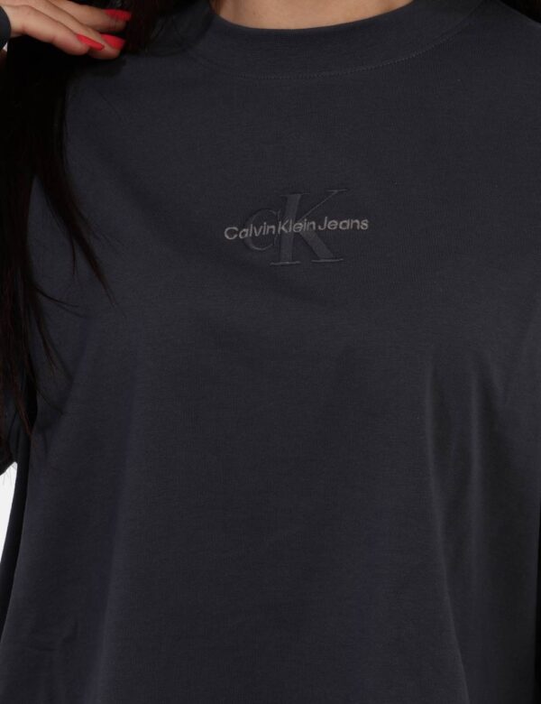 Maglia Calvin Klein Grigio - Maglia classica a maniche lunghe in total grigio con stampa logo brand. La vestibilità è morbid