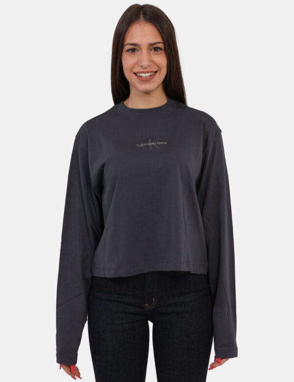 Maglia Calvin Klein Grigio - Maglia classica a maniche lunghe in total grigio con stampa logo brand. La vestibilità è morbid