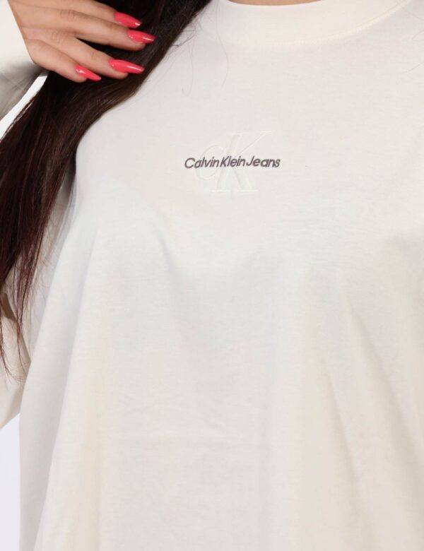 Maglia Calvin Klein Bianco - Maglia classica a maniche lunghe in total bianco con stampa logo brand. La vestibilità è morbid