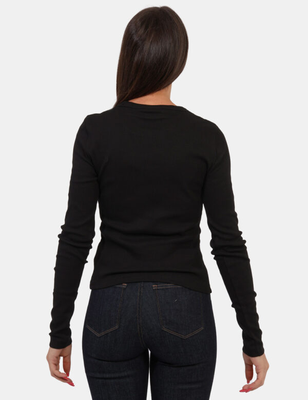 Maglia Calvin Klein Nero - Maglia costina a maniche lunghe in total nero. La vestibilità è morbida e regolare. La maglia è a