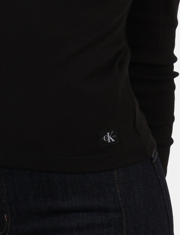 Maglia Calvin Klein Nero - Maglia costina a maniche lunghe in total nero. La vestibilità è morbida e regolare. La maglia è a