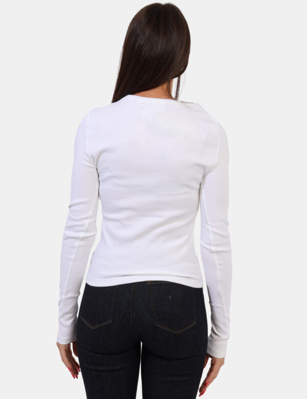 Maglia Calvin Klein Bianco - Maglia costina a maniche lunghe in total bianco. La vestibilità è morbida e regolare. La maglia