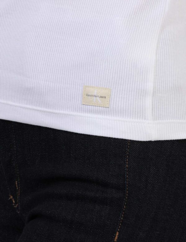 Maglia Calvin Klein Bianco - Maglia costina a maniche lunghe in total bianco. La vestibilità è morbida e regolare. La maglia