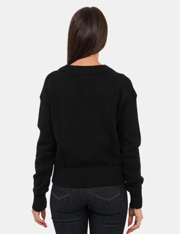 Maglione Calvin Klein Nero - Maglione classico con scollo a V in total nero. La vestibilità è morbida e regolare. Il maglion