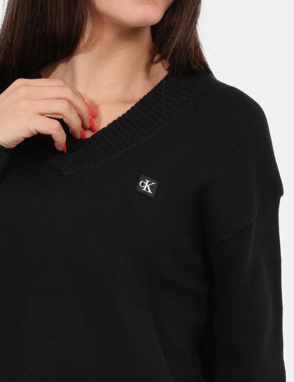 Maglione Calvin Klein Nero - Maglione classico con scollo a V in total nero. La vestibilità è morbida e regolare. Il maglion