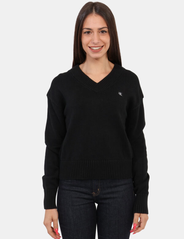 Maglione Calvin Klein Nero - Maglione classico con scollo a V in total nero. La vestibilità è morbida e regolare. Il maglion