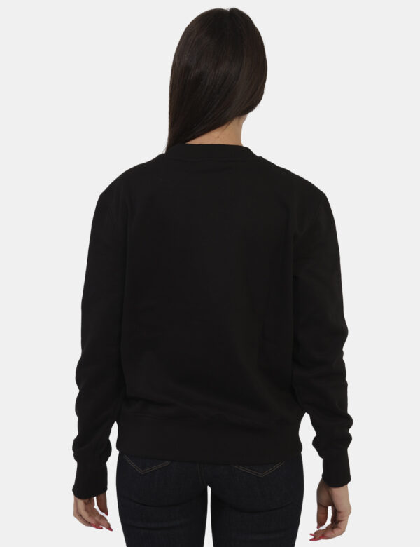 Felpa Calvin Klein Nero - Felpa classica in total nero con logo brand bianco. La vestibilità è morbida e regolare. La felpa