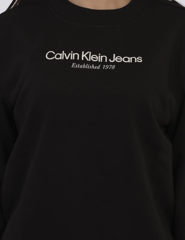 Felpa Calvin Klein Nero - Felpa classica in total nero con logo brand bianco. La vestibilità è morbida e regolare. La felpa