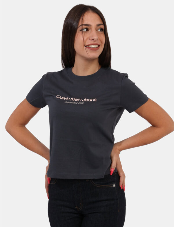 T-shirt Calvin Klein Grigio - T-shirt classica, corta, su base grigio scuro con stampa logo brand in tinta rosa chiaro. La v