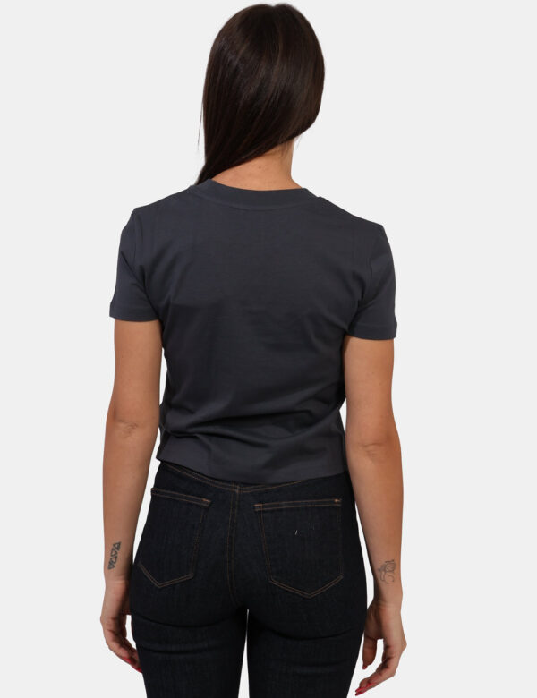 T-shirt Calvin Klein Grigio - T-shirt classica, corta, su base grigio scuro con stampa logo brand in tinta rosa chiaro. La v