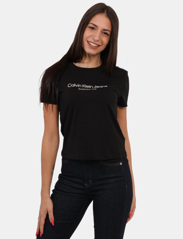 T-shirt Calvin Klein Nero - T-shirt classica, corta, su base nera con stampa logo brand in bianco. La vestibilità è morbida