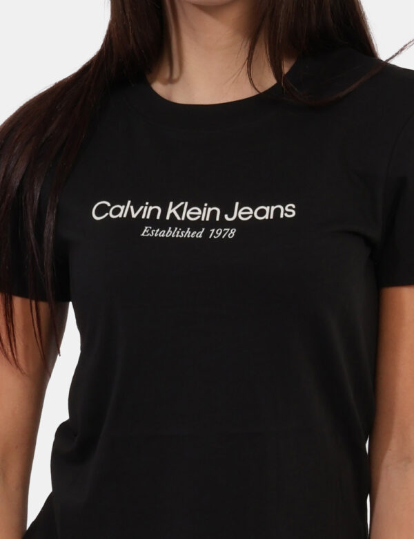 T-shirt Calvin Klein Nero - T-shirt classica, corta, su base nera con stampa logo brand in bianco. La vestibilità è morbida